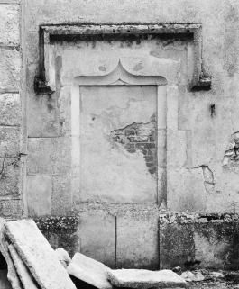 Porte murée de l'élévation droite de la chapelle Saint-Denis. © Région Bourgogne-Franche-Comté, Inventaire du patrimoine