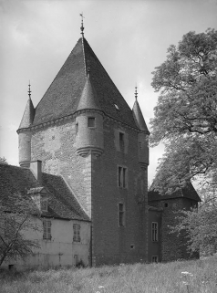 Donjon, vue depuis le jardin. © Région Bourgogne-Franche-Comté, Inventaire du patrimoine