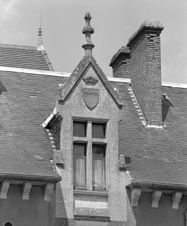 Détail de la lucarne centrale du corps de logis. © Région Bourgogne-Franche-Comté, Inventaire du patrimoine