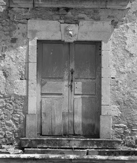 Détail de la porte principale de l'aile est. © Région Bourgogne-Franche-Comté, Inventaire du patrimoine