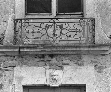 Détail de la grille de la porte-fenêtre, aile est. © Région Bourgogne-Franche-Comté, Inventaire du patrimoine
