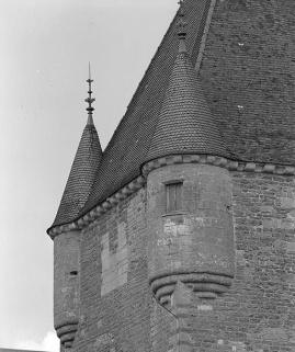 Détail des tourelles en surplomb du donjon. © Région Bourgogne-Franche-Comté, Inventaire du patrimoine