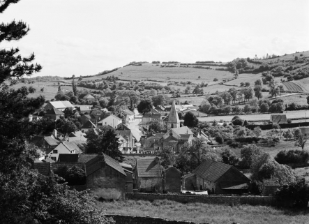 Vue de l'église et de son environnement, prise du nord. © Région Bourgogne-Franche-Comté, Inventaire du patrimoine