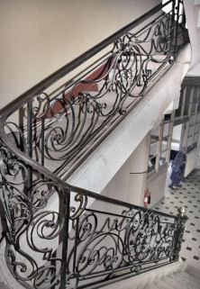 Immeuble en retrait sur la rue, avant travaux : escalier tournant à retours. © Région Bourgogne-Franche-Comté, Inventaire du patrimoine