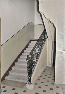 Immeuble en retrait sur la rue, avant travaux : 1ère volée de l'escalier tournant à retours. © Région Bourgogne-Franche-Comté, Inventaire du patrimoine
