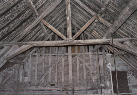 Bâtiment de plan en U : comble du corps principal, avant travaux. © Région Bourgogne-Franche-Comté, Inventaire du patrimoine