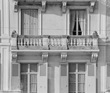 Ancien Grand Hôtel du Parc situé en face de l'établissement : détail du balcon du premier étage. © Région Bourgogne-Franche-Comté, Inventaire du patrimoine Ancien Grand Hôtel du Parc situé en face de l'établissement : détail du balcon du premier étage. © Région Bourgogne-Franche-Comté, Inventaire du patrimoine