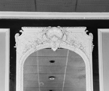 Casino, la salle de jeux, détail du décor. © Région Bourgogne-Franche-Comté, Inventaire du patrimoine Casino, la salle de jeux, détail du décor. © Région Bourgogne-Franche-Comté, Inventaire du patrimoine