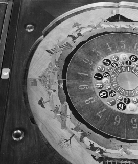 Casino, la salle de jeux : le jeu de la boule. © Région Bourgogne-Franche-Comté, Inventaire du patrimoine Casino, la salle de jeux : le jeu de la boule. © Région Bourgogne-Franche-Comté, Inventaire du patrimoine