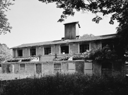 Magasin d'embouteillage, façade postérieure. © Région Bourgogne-Franche-Comté, Inventaire du patrimoine Magasin d'embouteillage, façade postérieure. © Région Bourgogne-Franche-Comté, Inventaire du patrimoine