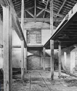 Magasin d'embouteillage, intérieur. © Région Bourgogne-Franche-Comté, Inventaire du patrimoine Magasin d'embouteillage, intérieur. © Région Bourgogne-Franche-Comté, Inventaire du patrimoine