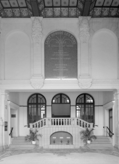 Hall d'entrée, buvette des sources Garenne, Crevasse et Romains. © Région Bourgogne-Franche-Comté, Inventaire du patrimoine Hall d'entrée, buvette des sources Garenne, Crevasse et Romains. © Région Bourgogne-Franche-Comté, Inventaire du patrimoine