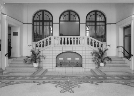 Hall d'entrée : buvette des sources Garenne, Crevasse et Romains et pavement en mosaïque signé P. Favret. © Région Bourgogne-Franche-Comté, Inventaire du patrimoine Hall d'entrée : buvette des sources Garenne, Crevasse et Romains et pavement en mosaïque signé P. Favret. © Région Bourgogne-Franche-Comté, Inventaire du patrimoine