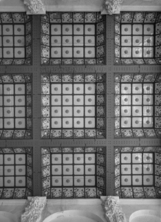 Hall d'entrée, plafond en céramique. © Région Bourgogne-Franche-Comté, Inventaire du patrimoine Hall d'entrée, plafond en céramique. © Région Bourgogne-Franche-Comté, Inventaire du patrimoine