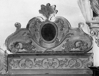 Couronnement de la porte de gauche © Région Bourgogne-Franche-Comté, Inventaire du patrimoine