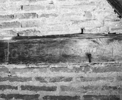 Détail de l'inscription gravée sur le pan-de-bois à gauche de l'escalier : 17. I. B. GVYENOT.68. © Région Bourgogne-Franche-Comté, Inventaire du patrimoine