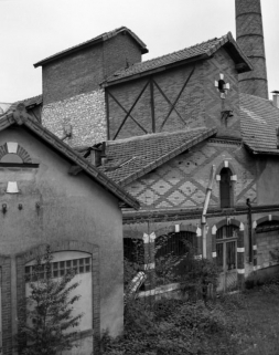 Bâtiments donnant sur la Saône, vue prise de la rampe d'accès nord. © Région Bourgogne-Franche-Comté, Inventaire du patrimoine