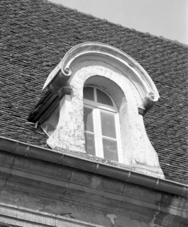 Lucarne de l'aile ouest située à droite de la façade de la chapelle © Région Bourgogne-Franche-Comté, Inventaire du patrimoine