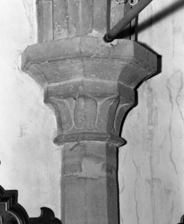 Bas-côté droit, 2e travée, chapiteau du pilier postérieur droit © Région Bourgogne-Franche-Comté, Inventaire du patrimoine