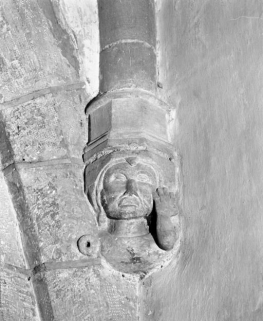 Bras gauche du transept, culot antérieur gauche © Région Bourgogne-Franche-Comté, Inventaire du patrimoine