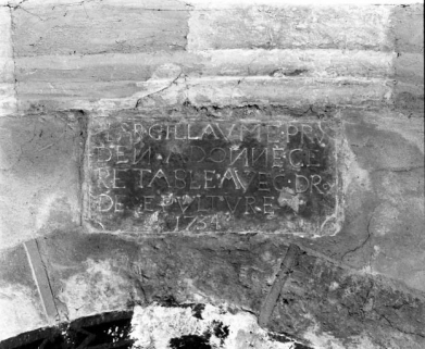 Deuxième chapelle droite, au-dessus de l'arcade postérieure, inscription © Région Bourgogne-Franche-Comté, Inventaire du patrimoine