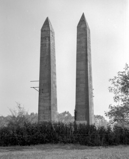 Pylones de la rive droite, vue prise de l'ancienne route n° 470 © Région Bourgogne-Franche-Comté, Inventaire du patrimoine Pylones de la rive droite, vue prise de l'ancienne route n° 470 © Région Bourgogne-Franche-Comté, Inventaire du patrimoine