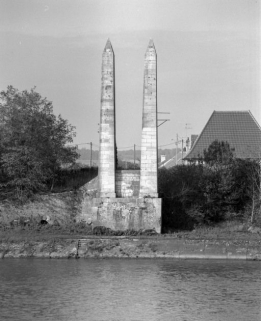 Pylônes de la rive droite, vue prise de la rive gauche de la Saône © Région Bourgogne-Franche-Comté, Inventaire du patrimoine Pylônes de la rive droite, vue prise de la rive gauche de la Saône © Région Bourgogne-Franche-Comté, Inventaire du patrimoine