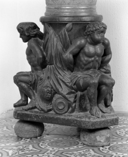 Piédestal, vue d'une face. © Région Bourgogne-Franche-Comté, Inventaire du patrimoine