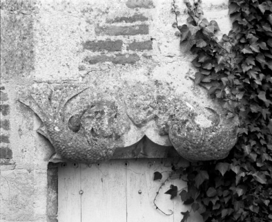 Chapelle de l'ancien château : linteau de la porte de la tour d'escalier. © Région Bourgogne-Franche-Comté, Inventaire du patrimoine