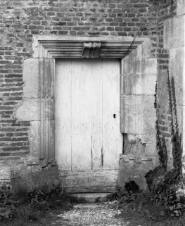 Chapelle de l'ancien château : porte latérale droite de la nef. © Région Bourgogne-Franche-Comté, Inventaire du patrimoine