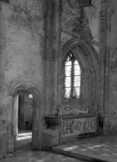 Chapelle de l'ancien château : porte d'accès et arcade de la chapelle gauche. © Région Bourgogne-Franche-Comté, Inventaire du patrimoine