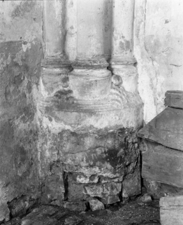 Chapelle de l'ancien château : base des colonnettes de l'angle antérieur droit de la nef. © Région Bourgogne-Franche-Comté, Inventaire du patrimoine