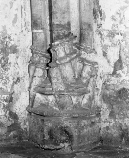 Chapelle de l'ancien château : base des colonnettes à droite du choeur. © Région Bourgogne-Franche-Comté, Inventaire du patrimoine