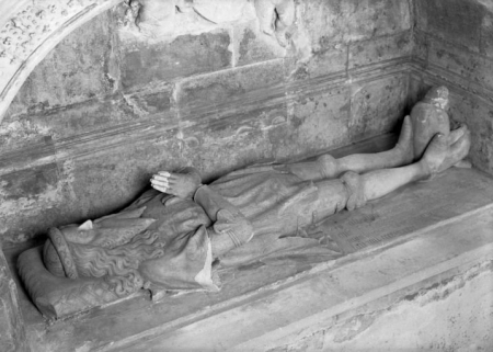 Le gisant de trois-quarts gauche. © Région Bourgogne-Franche-Comté, Inventaire du patrimoine