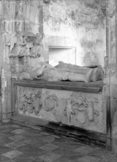 Tombeau, vue de trois-quarts. © Région Bourgogne-Franche-Comté, Inventaire du patrimoine