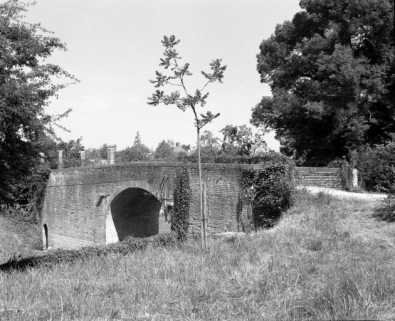 Pont reliant la cour au potager. © Région Bourgogne-Franche-Comté, Inventaire du patrimoine