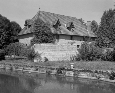 Communs et dépendances, façade postérieure du corps de bâtiment est. © Région Bourgogne-Franche-Comté, Inventaire du patrimoine