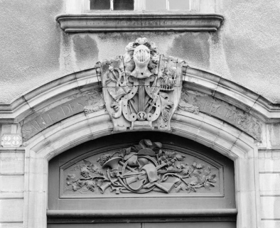 Façade antérieure, détail du portail © Région Bourgogne-Franche-Comté, Inventaire du patrimoine Façade antérieure, détail du portail © Région Bourgogne-Franche-Comté, Inventaire du patrimoine
