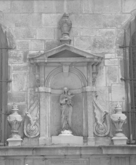 Détail de la niche surmontant le portail. © Région Bourgogne-Franche-Comté, Inventaire du patrimoine