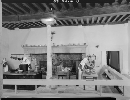 Cuisine : vue d'ensemble (cheminée et porte d'accès à la salle Saint-Nicolas). © Région Bourgogne-Franche-Comté, Inventaire du patrimoine
