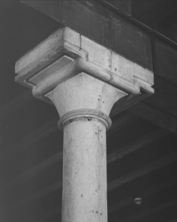 Cuisine : détail, chapiteau de la colonne située entre les deux tourelles. © Région Bourgogne-Franche-Comté, Inventaire du patrimoine