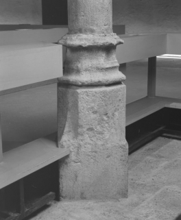 Cuisine : détail, base de la colonne située entre les deux tourelles. © Région Bourgogne-Franche-Comté, Inventaire du patrimoine