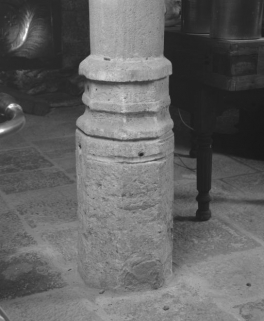 Cuisine : détail, base de la colonne proche de la cheminée. © Région Bourgogne-Franche-Comté, Inventaire du patrimoine