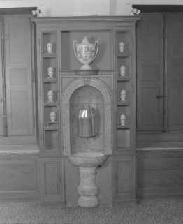 Pharmacie : détail, fontaine et boiserie entre les fenêtres. © Région Bourgogne-Franche-Comté, Inventaire du patrimoine