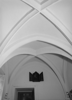 Ancienne "chambrette" de desserte de la "grande chambre basse dessus la rivière", devenue laboratoire de l'apothicairerie : voûtes d'ogives. © Région Bourgogne-Franche-Comté, Inventaire du patrimoine