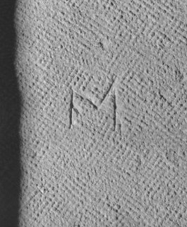 Ancienne salle Notre-Dame : signe lapidaire. © Région Bourgogne-Franche-Comté, Inventaire du patrimoine