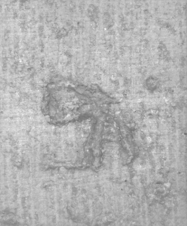 Ancienne porte de l'escalier de l'infirmerie des soeurs (à droite de la porte de cuisine, sous la galerie) : signe lapidaire. © Région Bourgogne-Franche-Comté, Inventaire du patrimoine