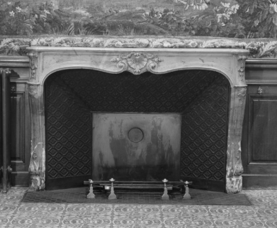 Salle de réunion du conseil d'administration : détail, cheminée. © Région Bourgogne-Franche-Comté, Inventaire du patrimoine