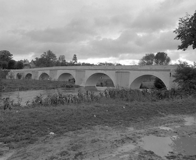 Vue prise de l'aval. © Région Bourgogne-Franche-Comté, Inventaire du patrimoine Vue prise de l'aval. © Région Bourgogne-Franche-Comté, Inventaire du patrimoine