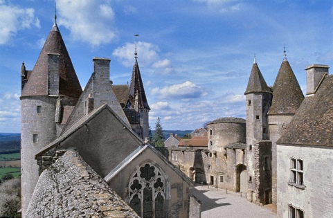 Vue de la cour depuis l'enceinte. © Région Bourgogne-Franche-Comté, Inventaire du patrimoine